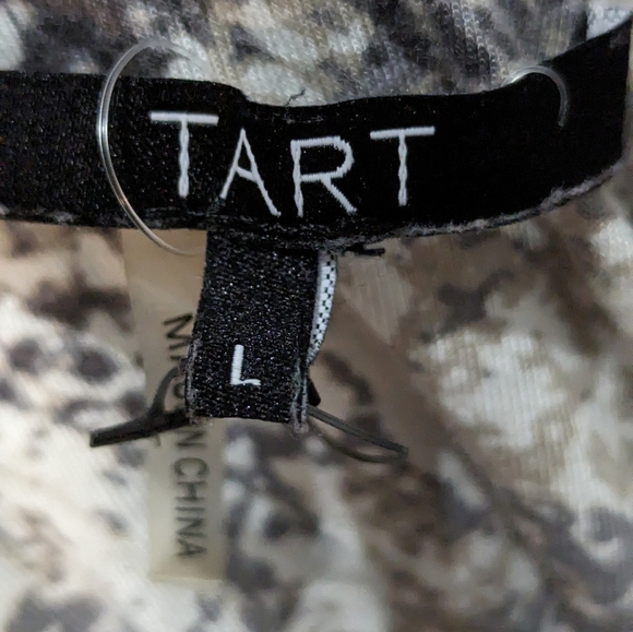 TART SIZE LARGE KNEE LENGTH taupe color. Popular in sophisticated work place - Picture 6 of 6